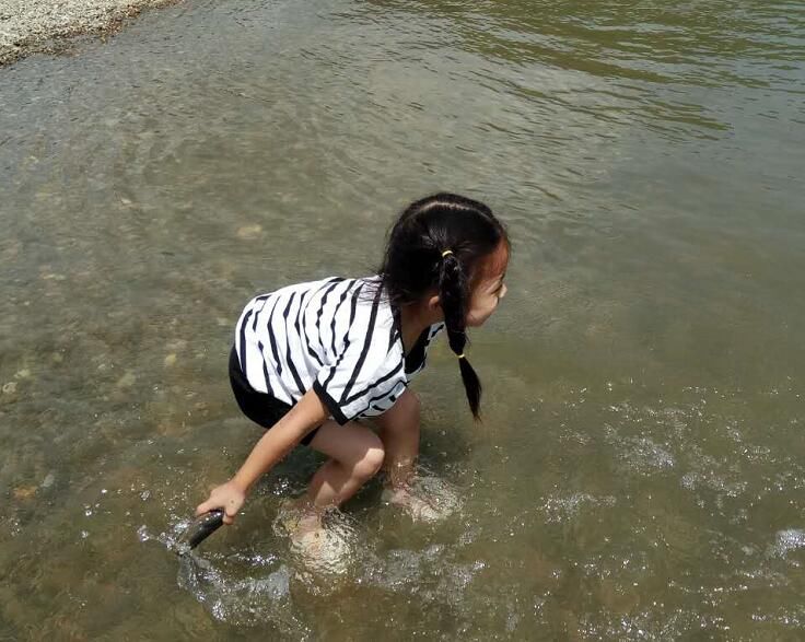 小孩:你这么喜欢玩水你妈妈知道?