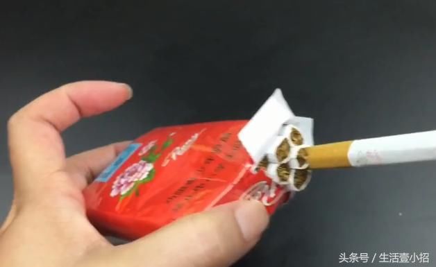 抽了20年烟都不知道,打火机烧一下烟盒底还有这好处,涨知识