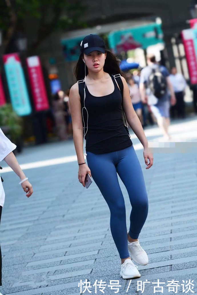 蓝色色紧身瑜伽美女,夏天是女人展示好身材的季节,紧身裤就拥有无限的