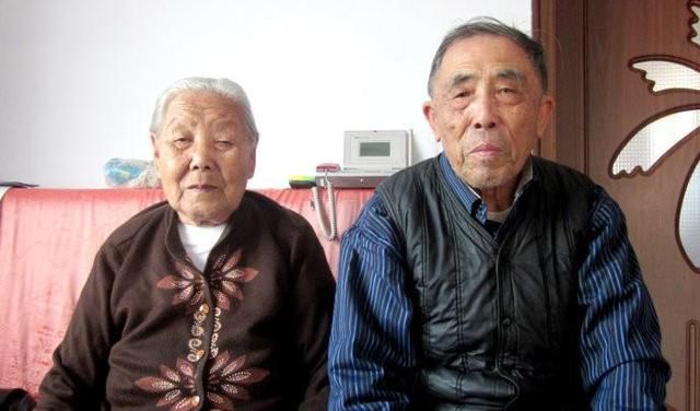 目击无人赡养,70岁农村老人与城市老人的真实生活!