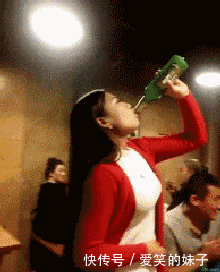 妹子你穿成这样,是来钓鱼还是游泳的啊,旁边大哥都不好意思了