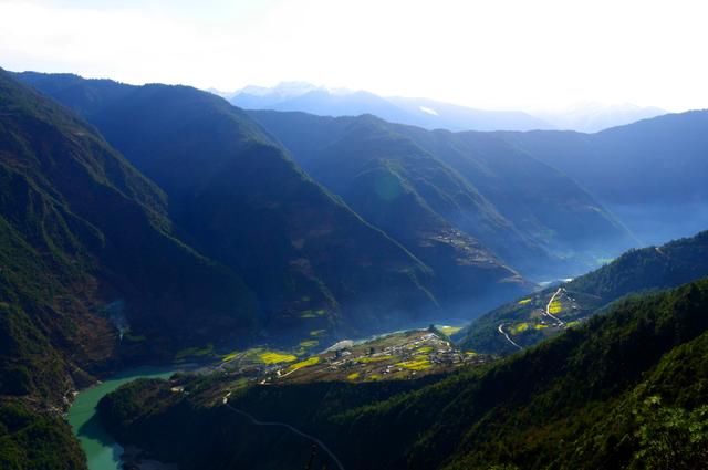 怒江大峡谷山高,谷深,水急,两岸白花飘香,山腰原始森林郁郁葱葱,冬春