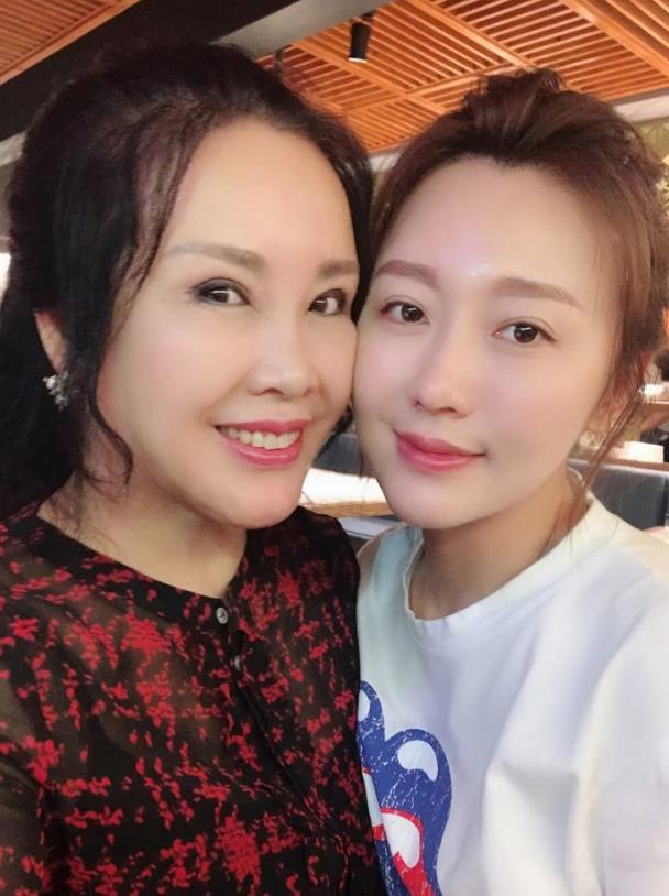 杨云的女儿潘阳,如今也已为人母,而且还嫁得很不错.