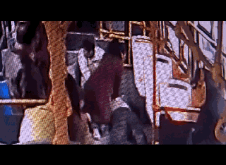 感动!广西一老人公交上突发心梗!女子跪地心肺复苏,最后