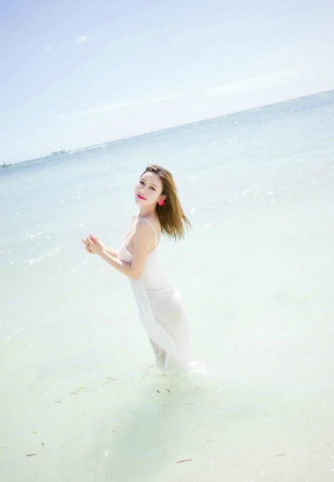 时尚美女:海边薄纱长裙的气质美女,好身材若隐若现!