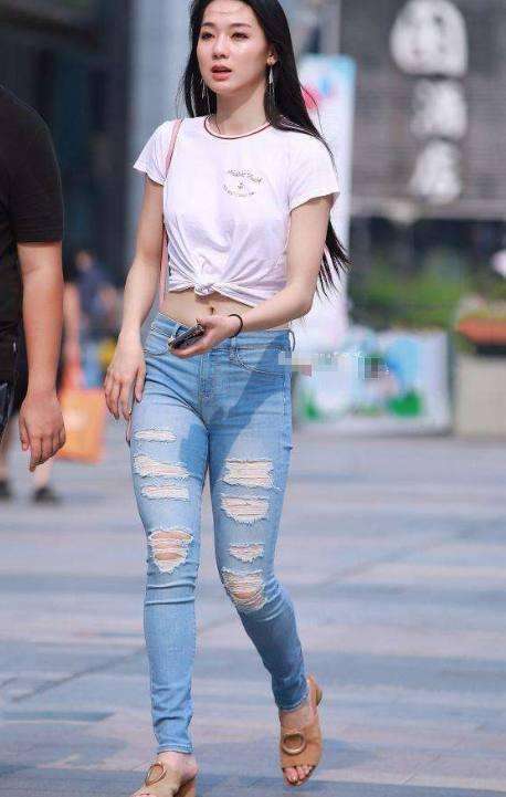 街拍:都市a都市的女生醉拳,穿牛仔裤,尽显修长的身材版女孩图片