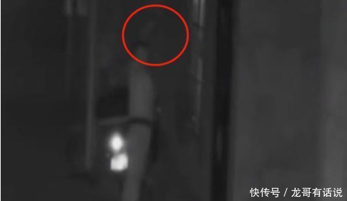 女子洗澡不关窗户,被男子偷拍,男子:窗户开着就是让我