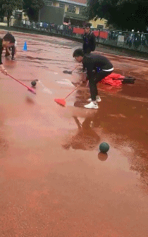 但这是我第一次喜欢腿短的 搞笑gif:给老婆洗脚被撞见了,只能这样缓解