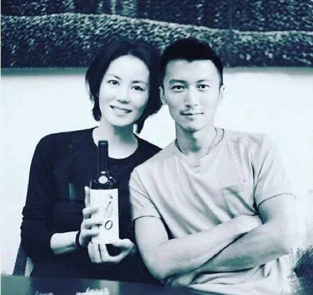 快50岁的王菲被谢霆锋宠成小公主,烛光晚餐亲密合照,被网友指像母子