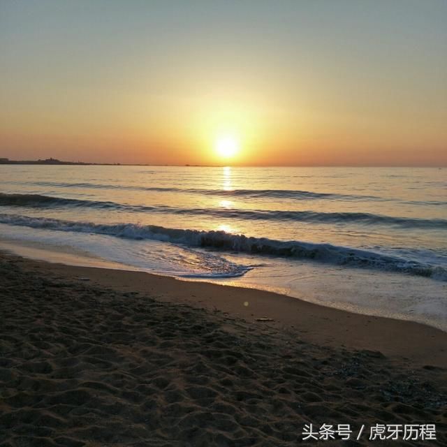 摩旅穷游山东省 在沙滩帐篷内观看太阳升起的过程 会