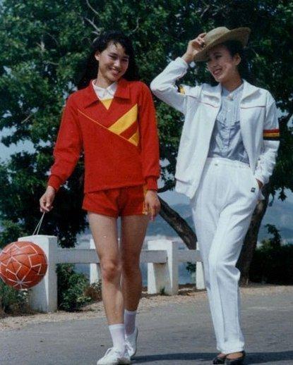 老照片:80年代中国时尚美女,衣着打扮现在看起来也不过时!