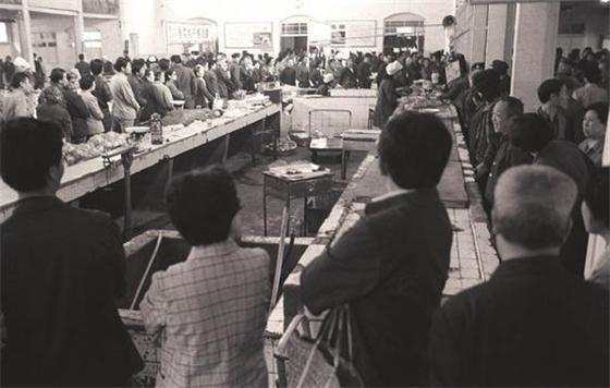 1988年中国历史老照片: 民众排着长队做这一件事, 被禁止流传