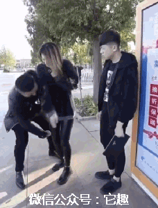 搞笑gif趣图段子:媳妇这是啥照片啊,里面还多了一只脚