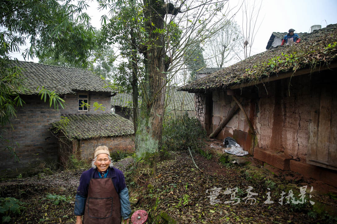 重庆农村1958年的老房子,八十年代卖70元一间,现在竟然还住着人