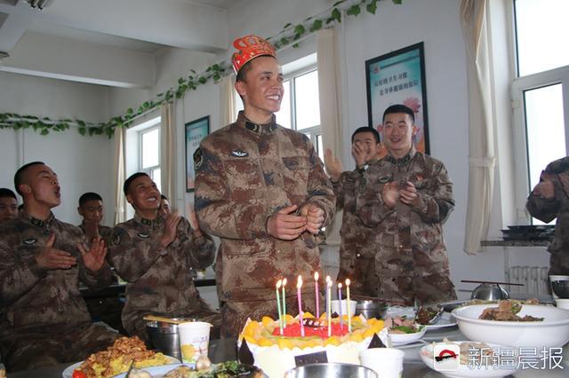 温暖的年夜饭!小白杨哨所官兵为过生日战友送惊喜