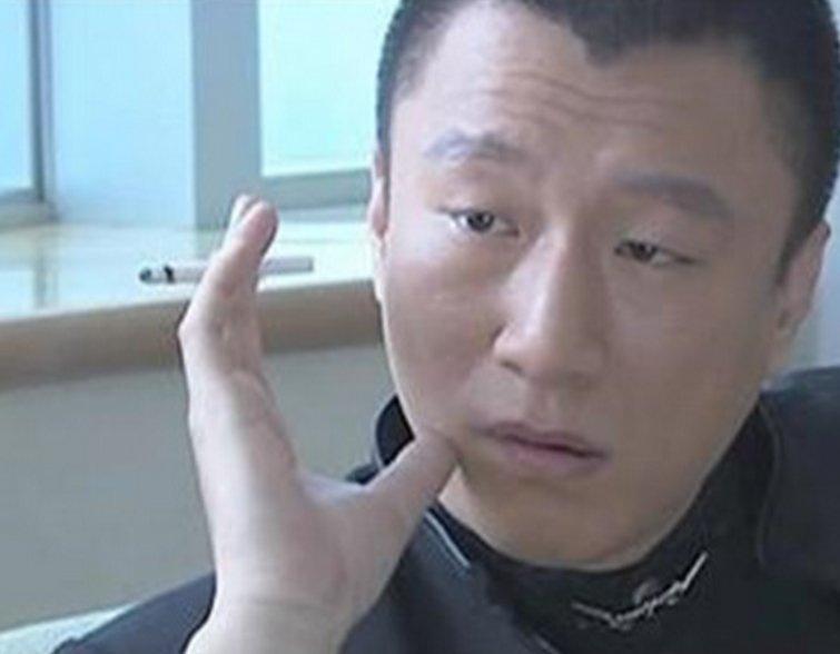 两人同样是出演"黑帮老大",1位年薪过亿,1位沦为路人