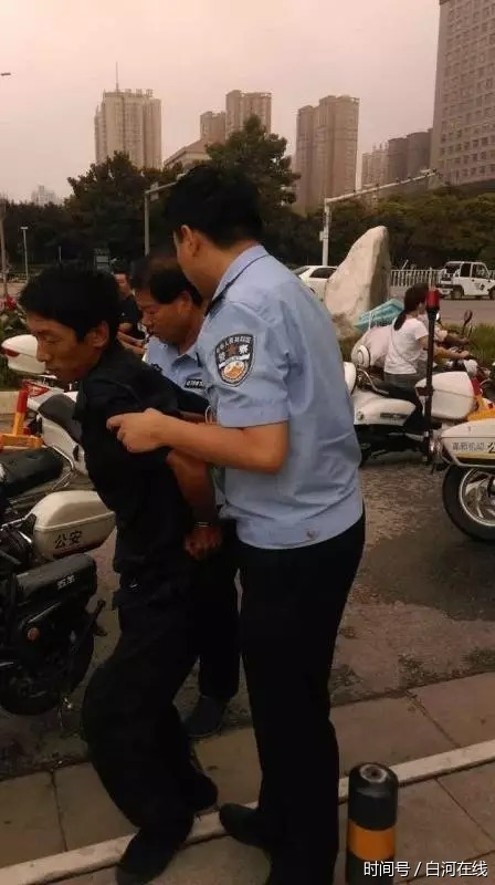 南阳假警察装备齐备装逼 街头闯红灯被抓 随身手铐铐了自己!