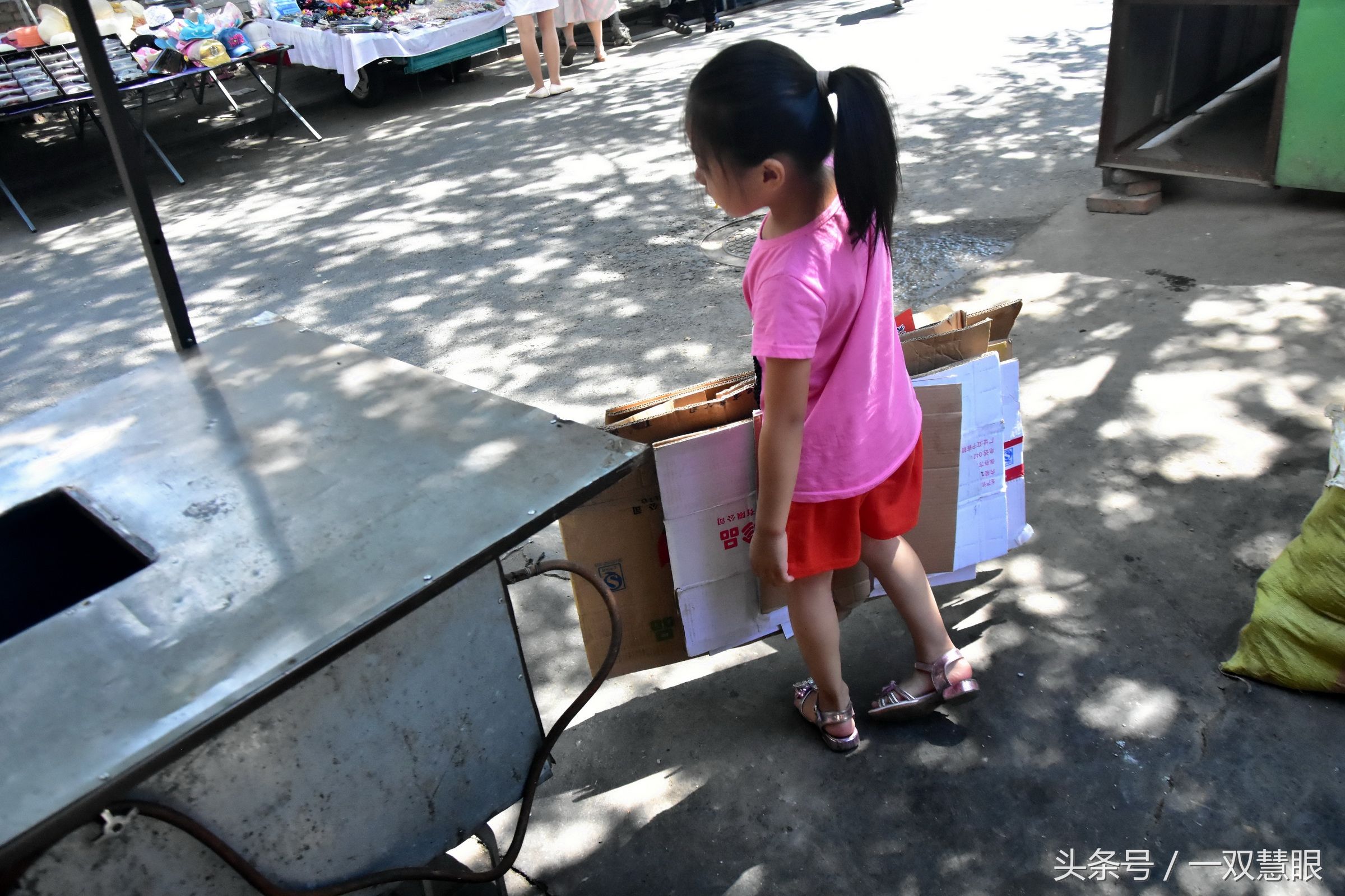 幼儿园小女孩拖着大袋子捡垃圾,路人感叹,好孩子咋都在别人家呢