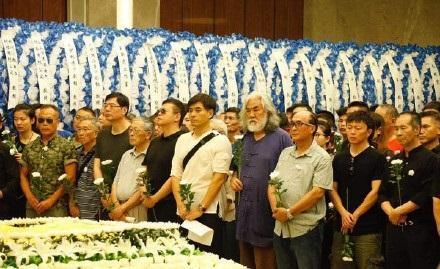 张纪中参加计春华追悼会表情凝重,李连杰干儿子谢苗穿