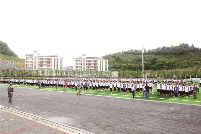 4000余学生叩开一中,夷陵中学新校区大门