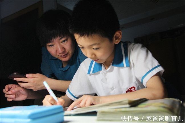 小学生写作业到深夜,看完孩子留的纸条,妈妈泪流满面