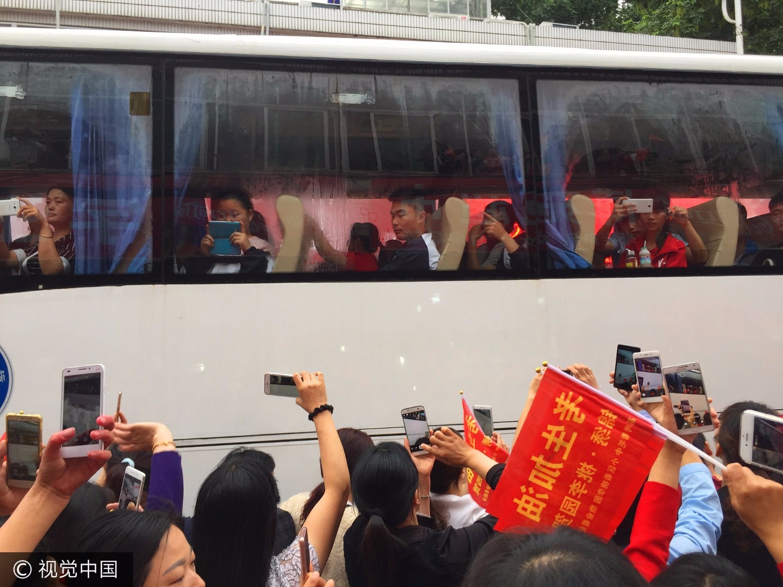 安徽毛坦厂中学万人雨中送考 场面壮观