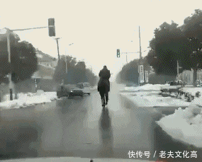搞笑gif: 女汉子和女神穿高跟鞋的区别?