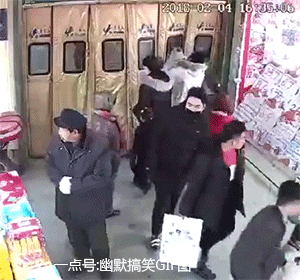 搞笑gif 不愧是女汉子,拍婚纱照都不一样!