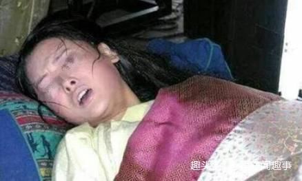 农村女子难产去世,出殡当天棺材却异常响声,开棺后家人高兴坏了