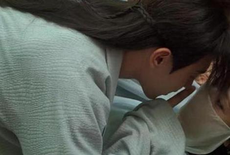《香蜜》邓伦把杨紫压地上,有谁注意他的手?网友:不是