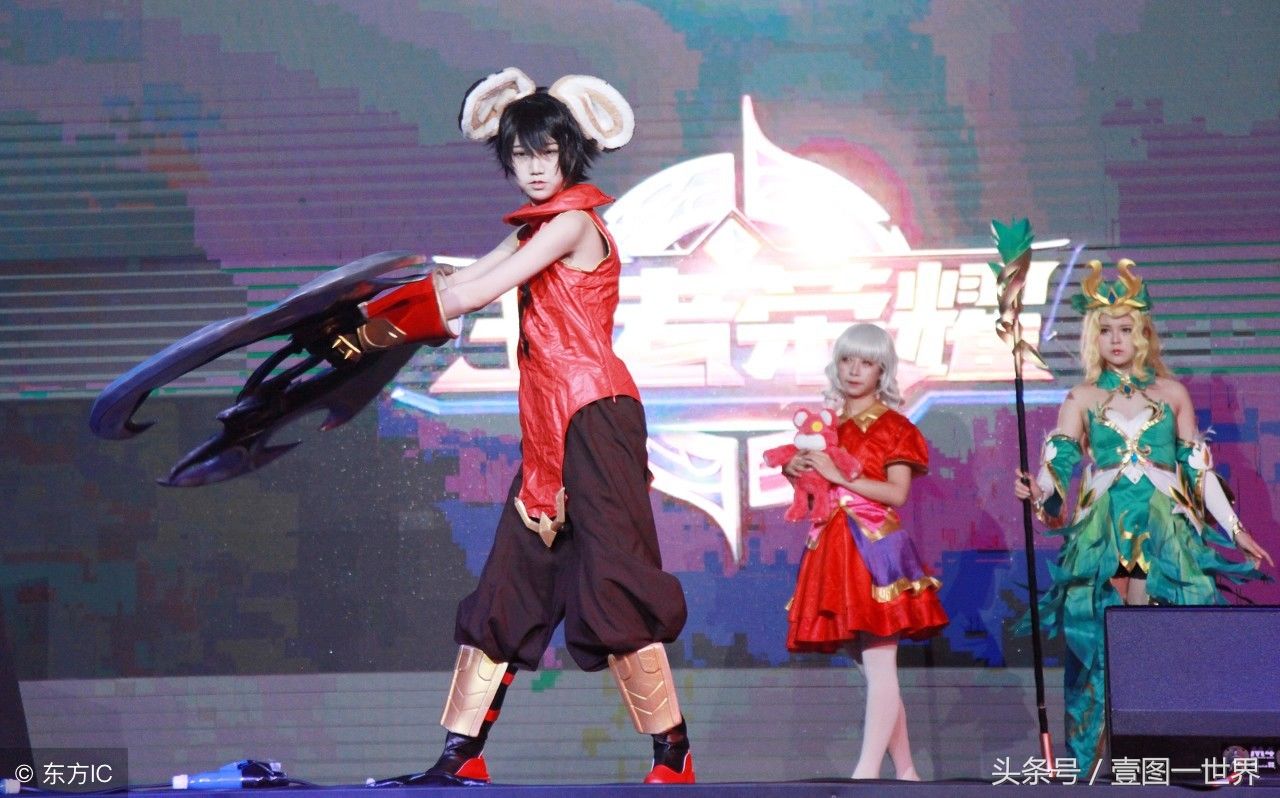 江苏南京:美女荣耀美女动漫王者秀,吸引众多市诵经真人图片