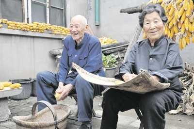 窝囊儿子!爹妈给你媳妇当了五年佣人 请饶恕我们擅自逃回乡下