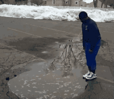 搞笑gif:两位小姐姐,你们的衣服肯定是同一个男朋友送