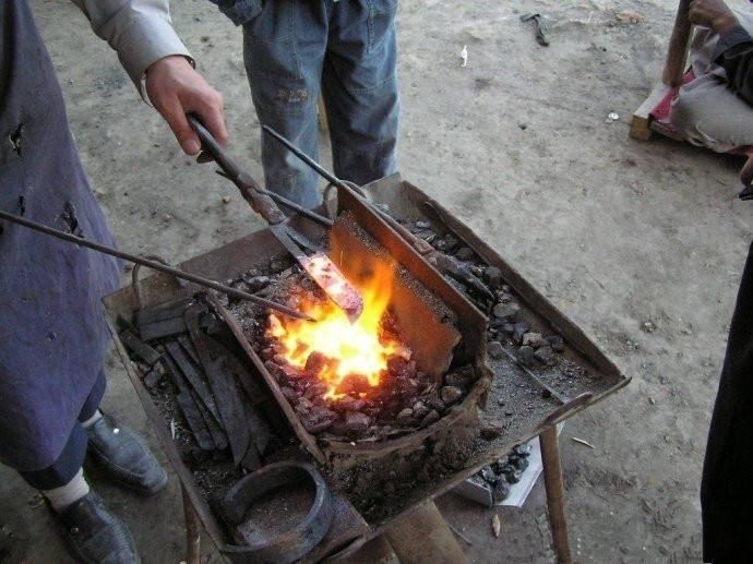 实拍:铸剑师傅用废旧的轴承钢,手工制作一把精美的英吉沙小刀