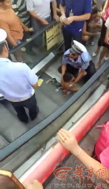现场一位目击者拍摄的视频显示,小男孩光着上身坐在电梯口号啕大哭,一