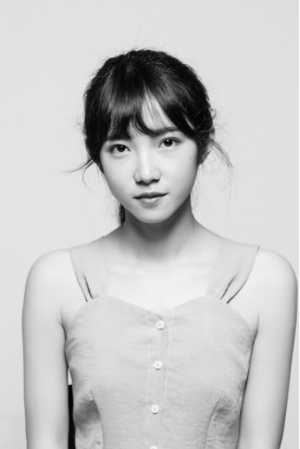 蝴蝶光多用于女性肖像作品的拍摄中,由于在常见于美国电影女星海报