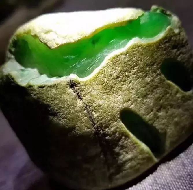 深山挖出块石头,自己坚称是翡翠,不小心磕掉一块,绿得