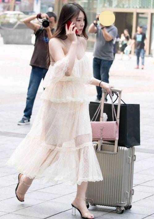 路人街拍,纯白色吊带连衣裙搭配透明高跟鞋,简约又减龄