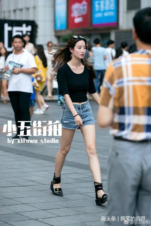 路人街拍:个子高的女生,裙子怎么穿都好看,性感靓丽