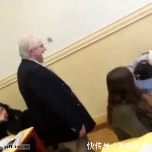 搞笑gif:教室中总是充满着几个逗逼,让老师无可奈何