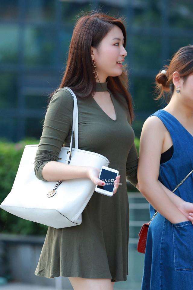 街拍: 胖乎乎的白皙美女, 一看就知道很有福气