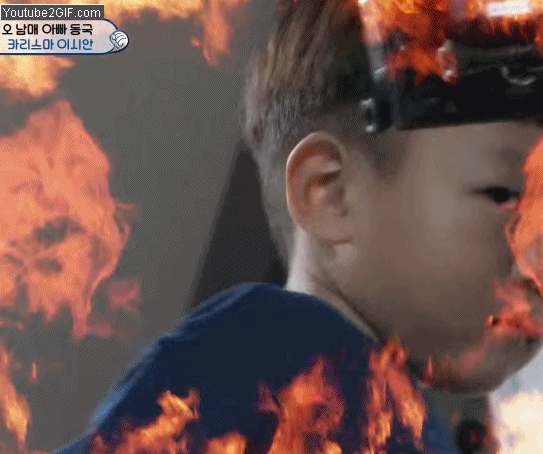 突然对着镜子作势要揍人(?)