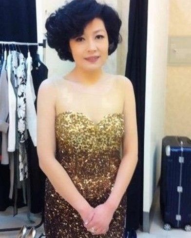 她三次担任春晚总导演,和李咏一见钟情,敢把赵本山拉下马