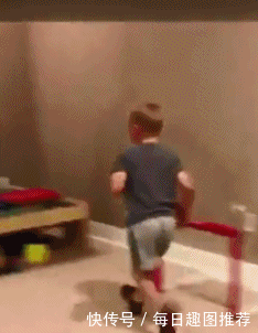 搞笑gif:大姐,你弯腰的瞬间,好像暴露了什么秘密.