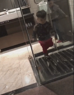 搞笑动图:妹子你欺负一个老人算什么,放开他让我来!