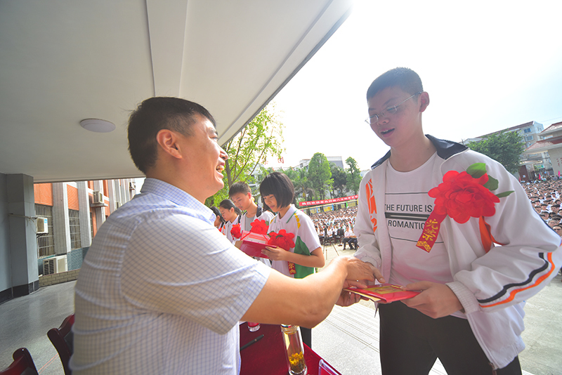 南充十一中成功举行开学典礼暨高三学子誓师大会