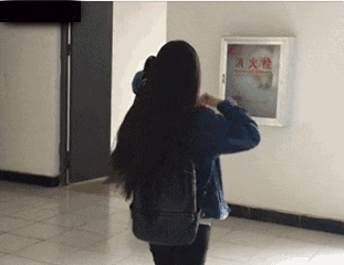 搞笑gif图:三个女人一台戏,十个女人一部电视剧啊