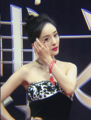 刘诗诗的礼服和丸子头实在太失败了,杨幂这次各方面都