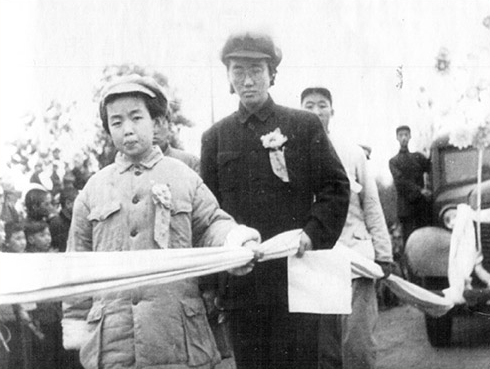 1950年10月20日,左权夫人刘志兰携女儿左太北在移灵时执绋