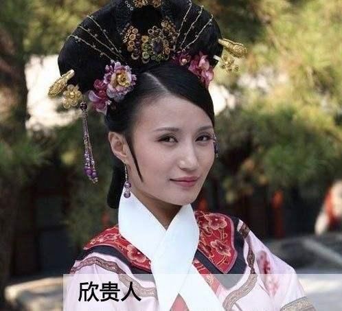 13,淳常在 淳常在年纪不大,小孩心性,她的头饰俏丽可爱.